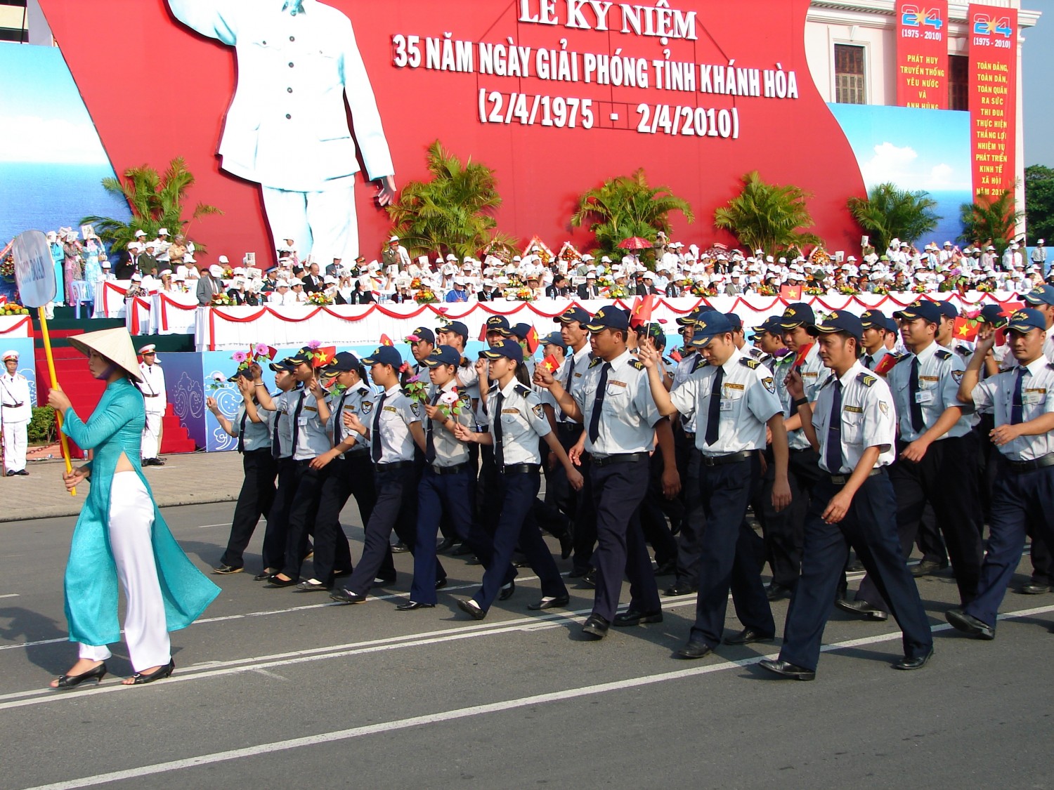 Diễu hành mừng ngày giải phóng Nha Trang